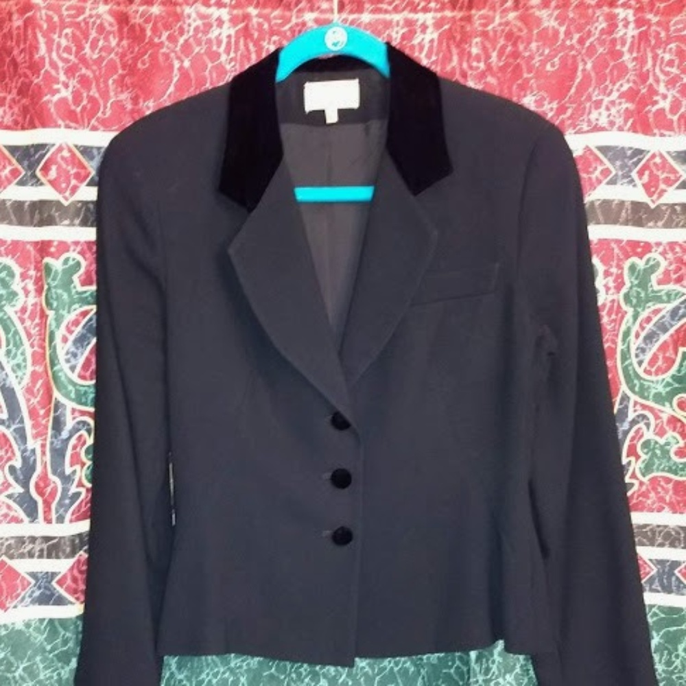 Tuxedo style waist length jacket